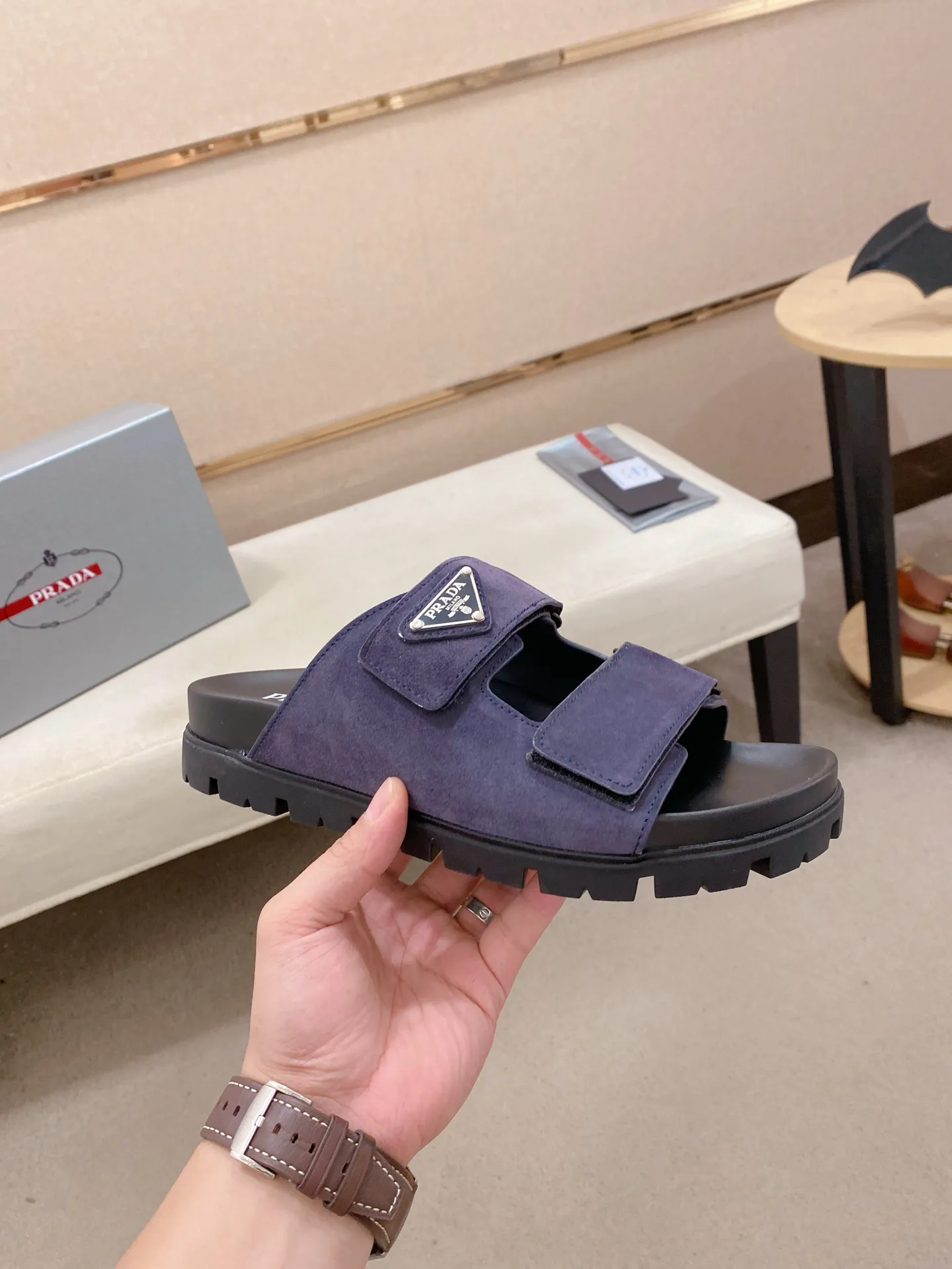 Men's shoes 💰: 440💰 [PRADA Slippers] High-end men's shoes brand official website 1:1 latest masterpiece: original mold opening and customization, the fabric is made of imported suede cowhide original material, upgraded outsole, lighter and non-slip. The market's top quality, simple yet tasteful, a must-have for fashionistas, fashionable at your feet, full of confidence, the same style at the counter 👍The season of summer slippers is here. Code: 38-45